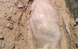 Đào đường ống nước phát hiện củ mì nặng 16kg