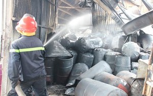 Cận cảnh “bom” thùng phuy vỡ toác sau vụ nổ ở Bình Dương