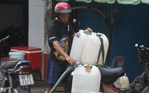 Kỳ lạ nghề bán… nước biển ở Sài Gòn