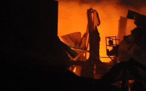 Cháy lớn khu Ngã tư Bốn Xã, huy động 29 xe chữa cháy