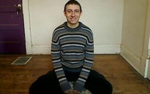 Ngồi và cười trước máy quay suốt 120 tiếng