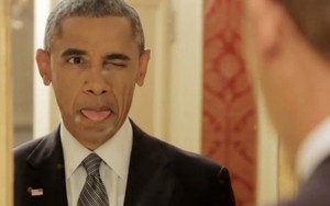 Video ông Obama "soi gương, tự sướng" gây bão trên mạng