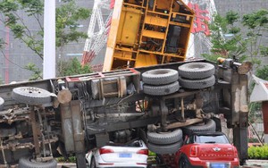 Cần cẩu sập, đè bẹp dúm hai xế hộp tiền tỉ