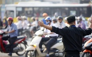 Cảnh sát cơ động cầm gậy ra tay dẹp tắc đường