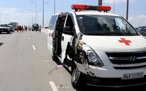 Bệnh nhân hoảng loạn trên xe cứu thương bị tông nát