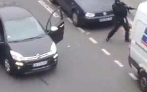 Thảm sát Paris: Kinh hoàng video xả súng vào cảnh sát