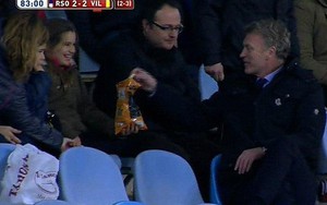 David Moyes ung dung leo rào, ăn bim bim của fan nữ
