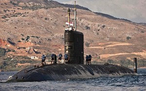 Tàu ngầm Anh húc phải băng vì mải theo dõi tàu chiến Nga