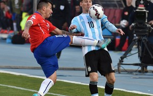 Clip: Messi liên tục "ăn đòn" của đối thủ