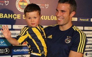 Khóc vì Van Persie, fan nhí Man United nhận quà "khủng"