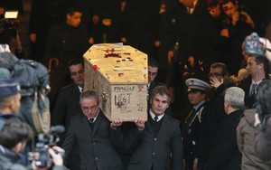 Tiếng vỗ tay, tranh biếm hoạ trên quan tài nạn nhân thảm sát Paris
