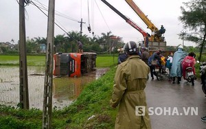 Nam Định: Xe khách bay xuống ruộng giữa trời mưa rét
