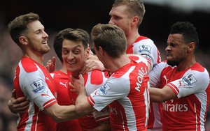 "Hủy diệt" Liverpool, Arsenal áp sát Chelsea