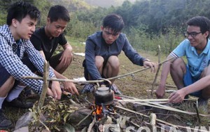 Giới trẻ đổ xô đến nơi điện thoại xịn chỉ như... chiếc đèn pin