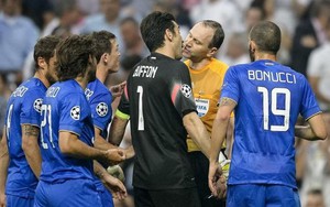 Nghi vấn Buffon... hôn trọng tài