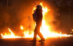 24h qua ảnh: Người biểu tình ném bom xăng vào cảnh sát Hi Lạp