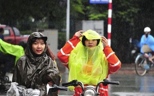 Ảnh: Người Hà Nội tê tái trong gió lạnh, mưa phùn