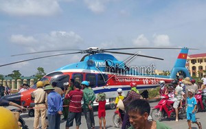 Cảnh đổ xô đi xem máy bay hạ cánh trên đường làng