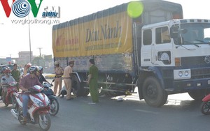 Xe máy lọt vào gầm xe tải, vợ chồng thương vong