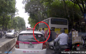 Tranh cãi về hành động dừng xe giúp cụ già qua đường ở Hà Nội