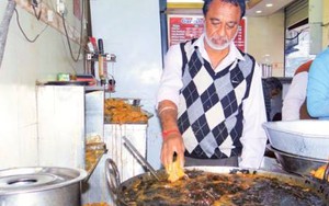 Đầu bếp Ấn Độ dùng tay không nhúng dầu sôi để chiên cá