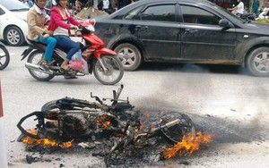 Đang lưu thông, xe máy bất ngờ cháy trơ khung
