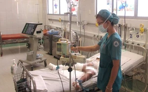 Bé gái bị cha đốt qua khỏi sốc bỏng, tiên lượng vẫn dè dặt