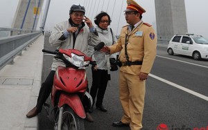 CSGT nhắc nhở người dân dừng xe chụp ảnh trên cầu Nhật Tân