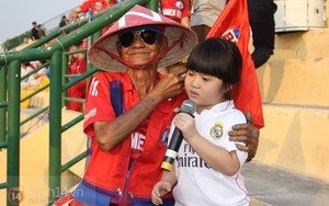 Ngộ nghĩnh hình ảnh cô bé dễ thương thi hát... karaoke trên khán đài V-League