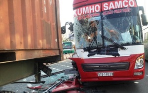 Xe khách đâm đuôi container, hàng chục người kêu cứu