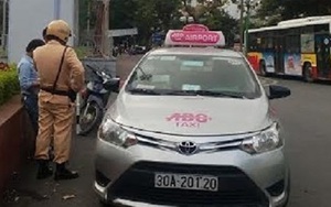 Tài xế taxi giằng co, giật biên bản của CSGT