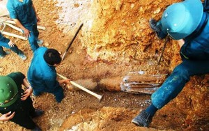 Tiêu hủy quả bom dài 2 m trong vườn nhà dân