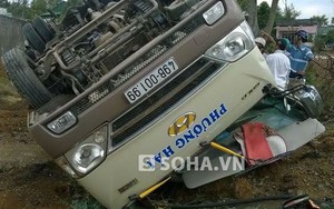 Xe khách tông nhau kinh hoàng, phụ xe và hành khách văng ra ngoài
