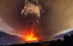 24h qua ảnh: Sét đánh trúng núi lửa phun trào