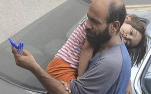 Gần 70.000 USD giúp “người cha đi tị nạn bán bút nuôi con”