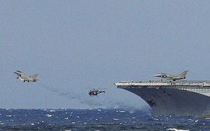 [ẢNH] Máy bay Rafale tác chiến trên tàu sân bay lớn nhất châu Âu