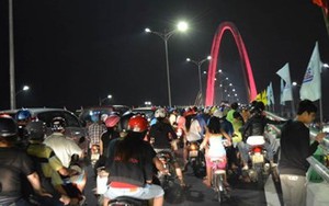 Cầu vượt 3 tầng 2.000 tỷ “tê liệt” trong ngày đầu thông xe
