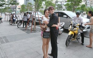 Long Nhật ôm chặt vợ trên phố