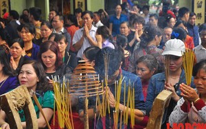 Đầu năm, vạn người chen chân 'vay nợ' Bà Chúa Kho