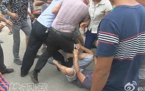 Nợ tiền công nhân, giám đốc ở Trung Quốc bị tụt quần giữa phố