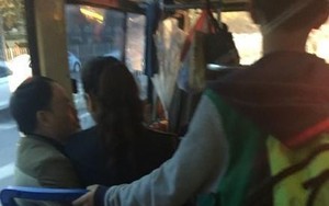 Vô tư “vui vẻ” trên đùi đàn ông, một nữ nhân viên mất việc