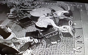 Ngồi trước sân nhà, một chủ doanh nghiệp bị tạt axit