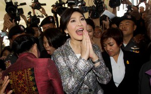 24h qua ảnh: Phóng viên vây kín cựu Thủ tướng Thái Lan Yingluck