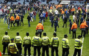 Hàng nghìn fan cuồng phá nát sân, Aston Villa đại loạn