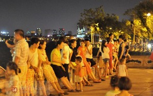 Nắng nóng, người Hà Nội "vây quanh" Hồ Tây trong đêm
