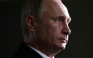 Giây phút Putin một mình giải tán đám đông biểu tình