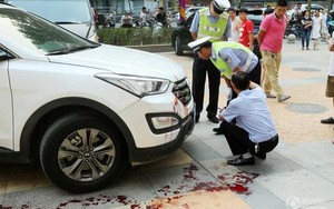 Mẹ mải chơi điện thoại, con trai hai tuổi bị xe cán chết thảm