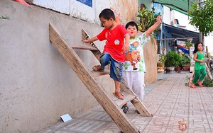 Chuyện lạ ở con đường mới mở tại Sài Gòn: Bắc thang để leo vào nhà