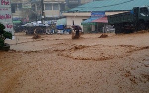 Nước lũ tràn về, thị trấn Đồng Mỏ thành bãi sình lầy