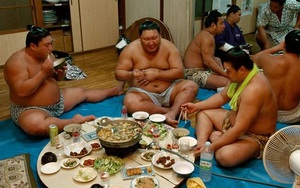 Khám phá chế độ ăn “khủng” của võ sĩ Sumo Nhật Bản